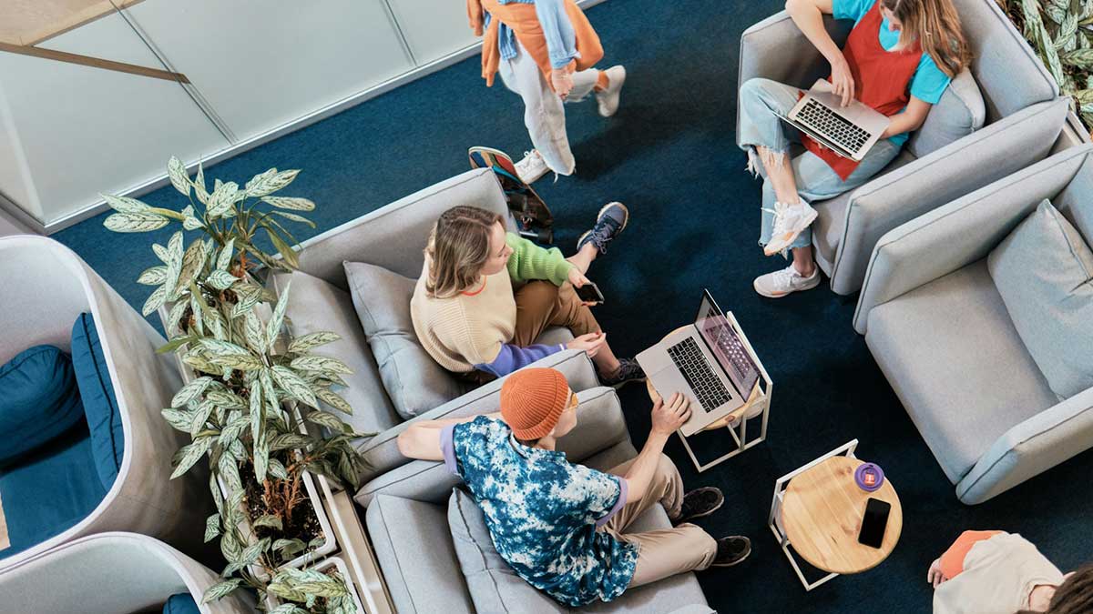 Jóvenes de la Generación Z en un entorno laboral.