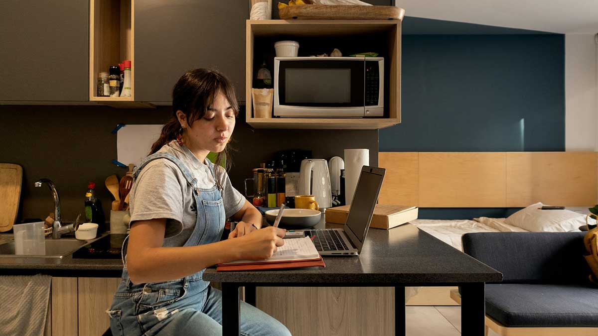 Una estudiante en un piso compartido.