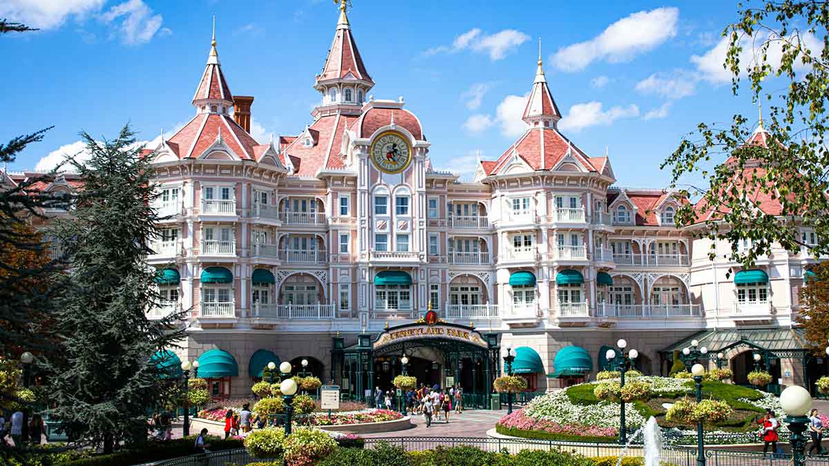Uno de los hoteles de Disneyland Paris a la entrada del parque.