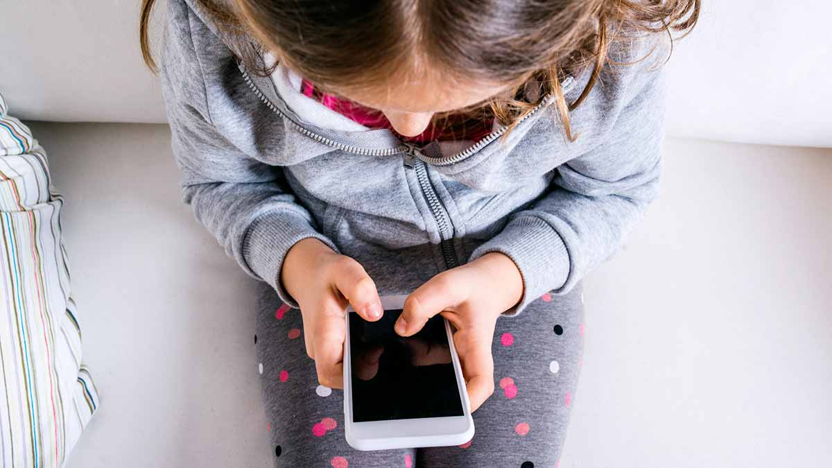 Los menores deben aprender a manejar sus finanzas online.