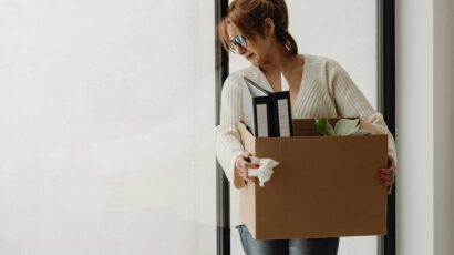 Mujer despedida de su empleo.