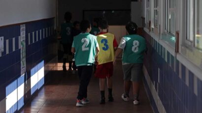 Unos niños entran a clase ya en el interior de un colegio.