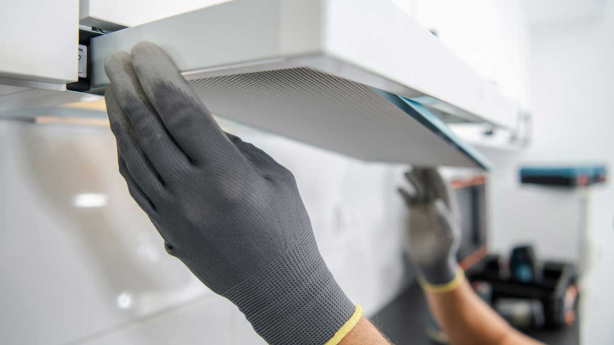 Cambio de los filtros de la campana extractora de la cocina.