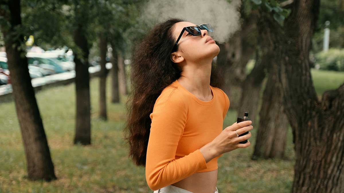 Una menor de edad vapeando.