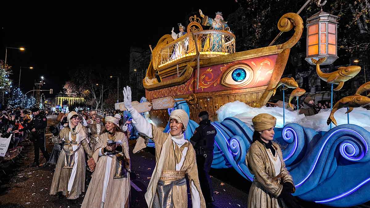 Los pajes custodian a los Reyes Magos en la cabalgata de Navidad de Madrid.