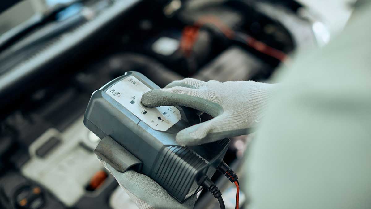 Un mecánico pasa un test de diagnóstico a un coche en el taller.