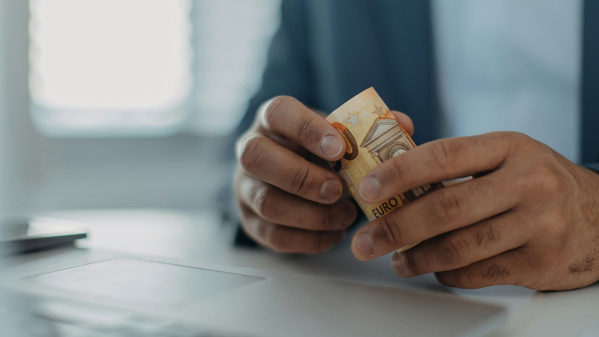 Dinero ahorrado a final de mes.