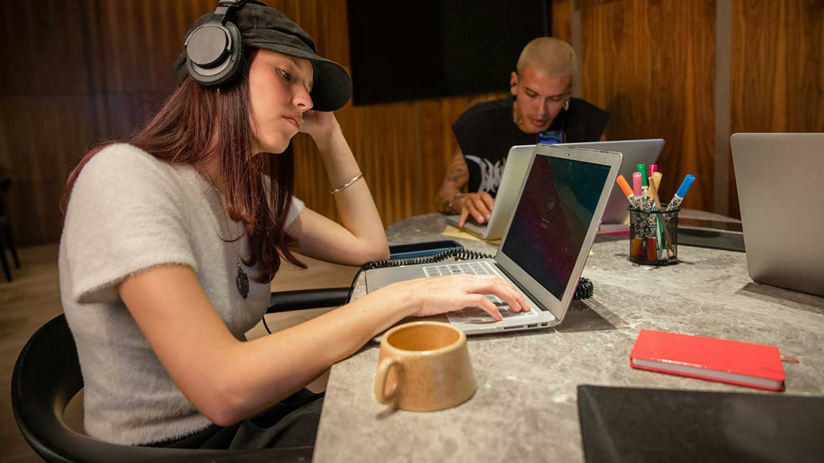 La generación Z en el trabajo consulta a la IA antes que a sus superiores.