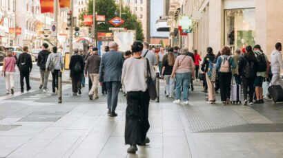 Gente por la calle en la ciudad de Madrid.