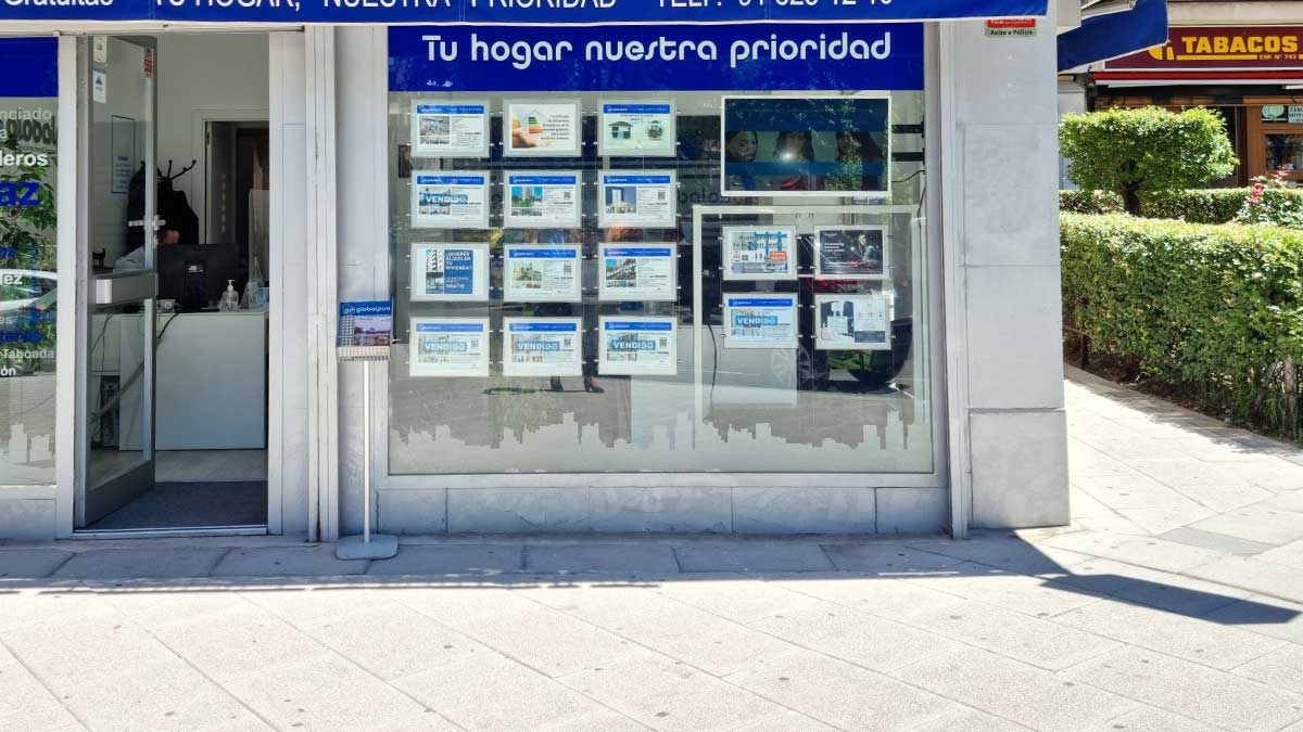 Una inmobiliaria abierta a pie de calle.