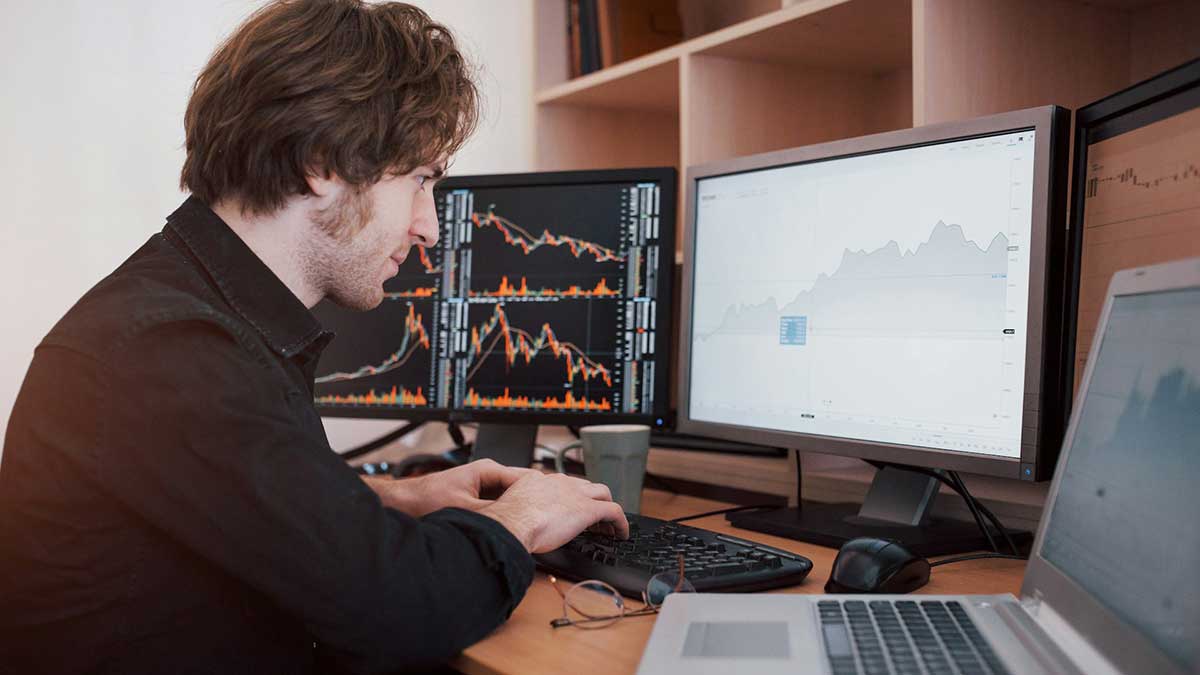 Un joven realizando operaciones de inversión.