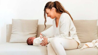 Una madre consu bebé durante la hora de lactancia en el trabajo.