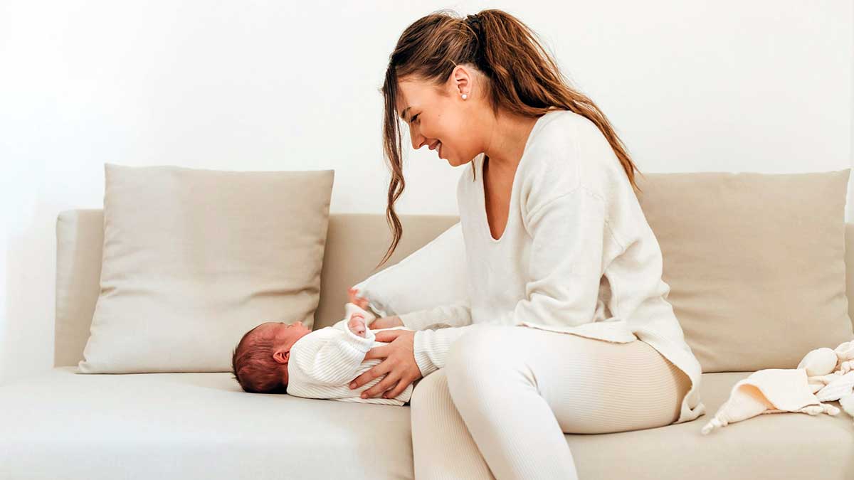 Una madre consu bebé durante la hora de lactancia en el trabajo.