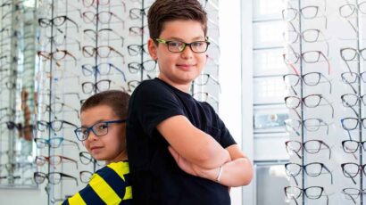 Niños con gafas en una óptica.