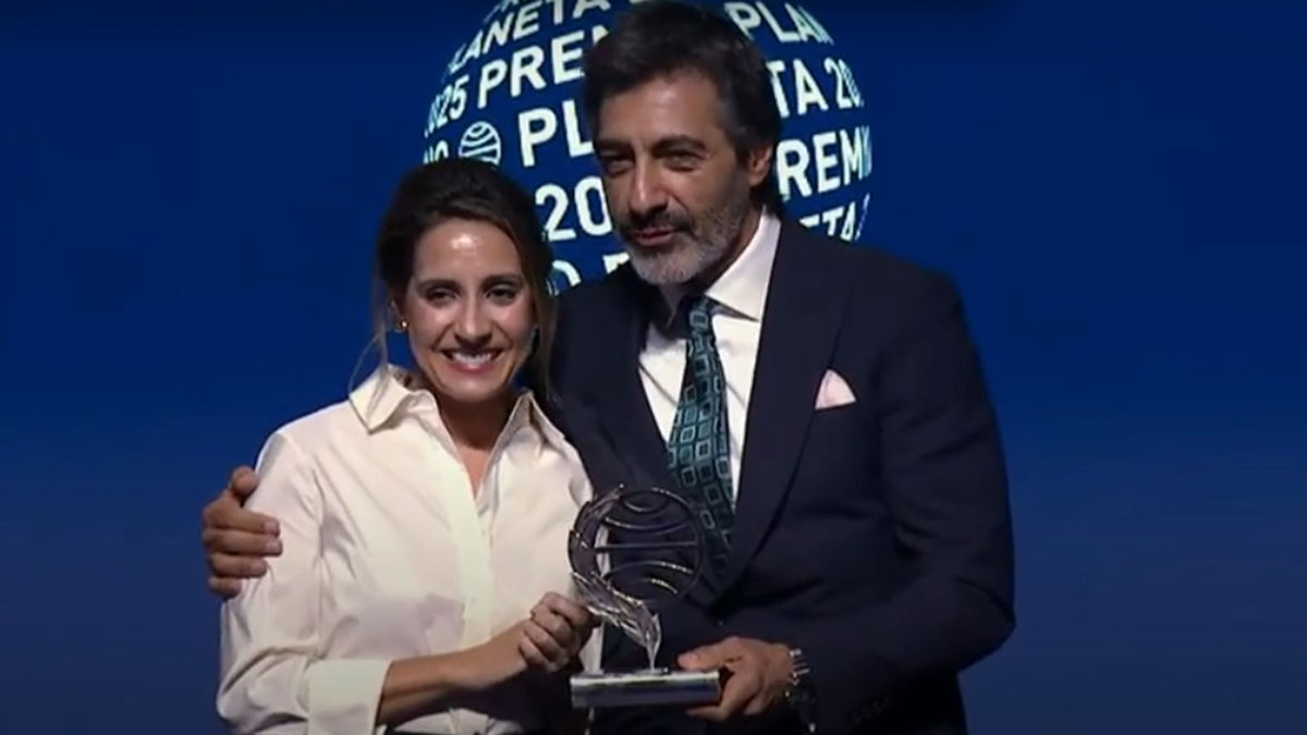 Juan del Val, ganador del premio Planeta 2025 con la finalista Ángela Banzas.