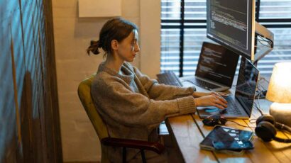 Una programadora de software trabajando en su puesto de empleo.