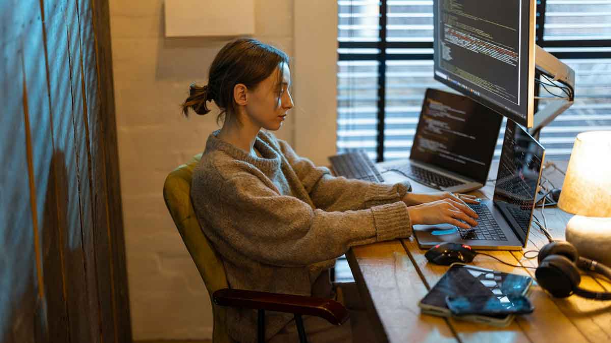 Una programadora de software trabajando en su puesto de empleo.