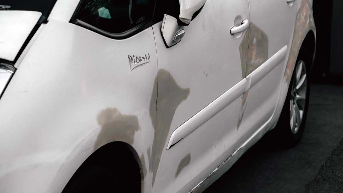 Unos desperfectos en un coche.