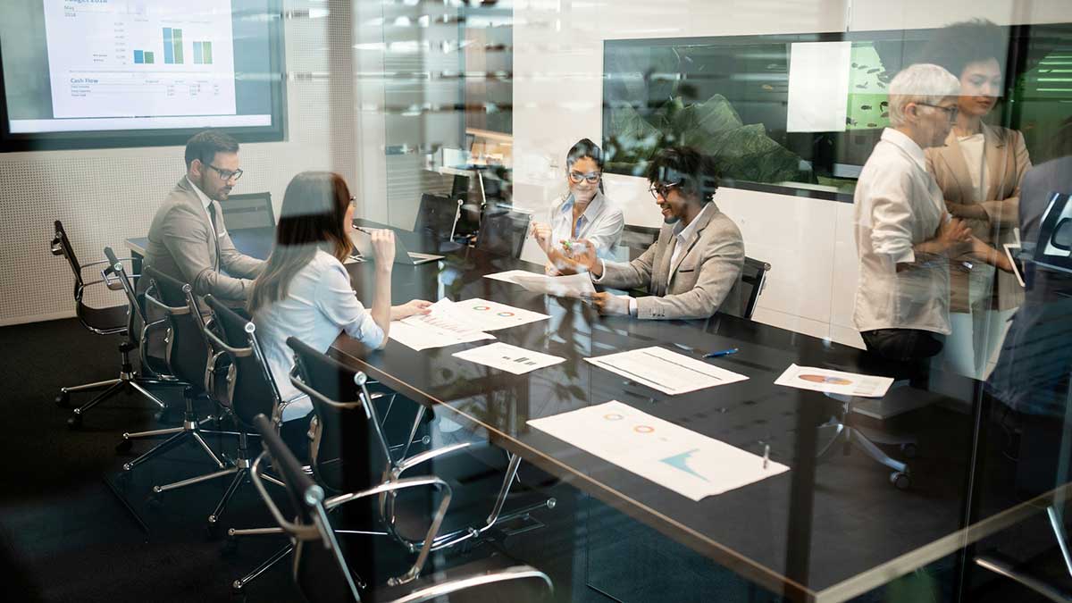 Directivos reunidos en una pecera.