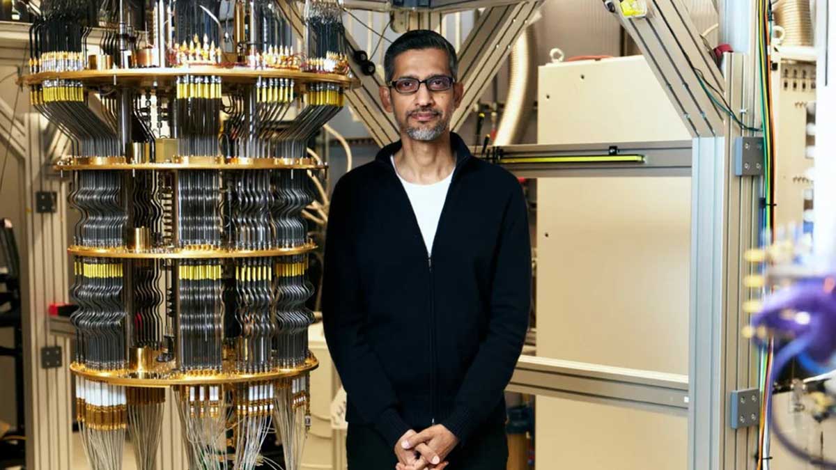 Sundar Pichai, CEO de Google, junto al ordenador cuántico.