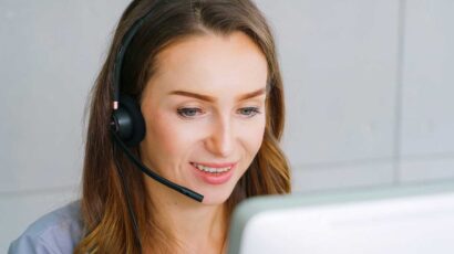 Una teleoperadora trabajando.