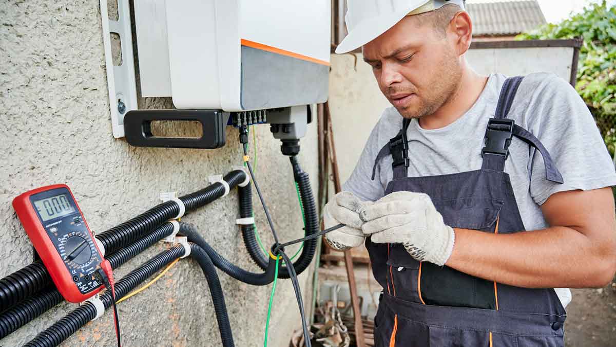 Un trabajador autónomo realizando una instalación eléctrica.