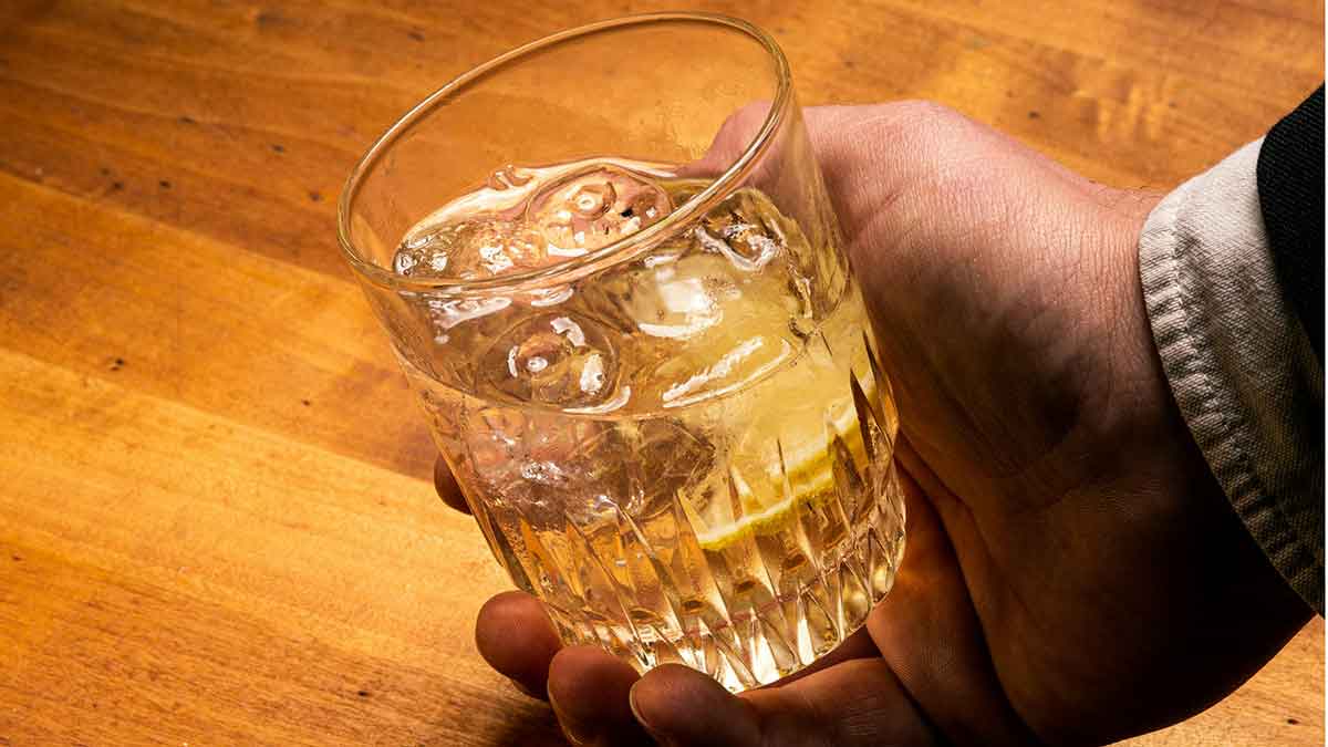 Un vaso con bebida alcohólica, motivo del procedimiento judicial.