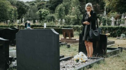 Una mujer viuda en el cementerio.