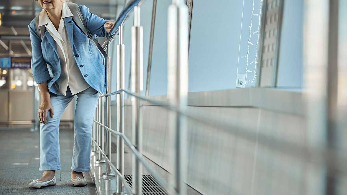 Una mujer adulta se queja de la artritis en las rodillas.