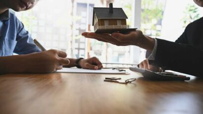 El asesor inmobiliario ayuda con todos los trámites a la hora hora de comprar o vender un inmueble.