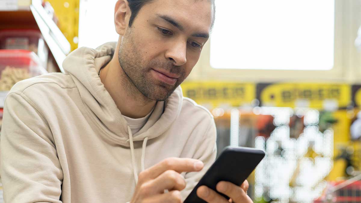 Un joven compara precios con la inteligencia artificial.