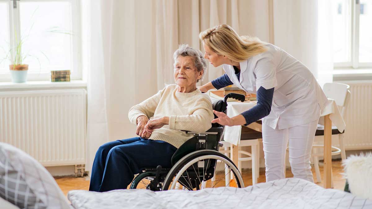 Una cuidadora a cargo de una mujer anciana.