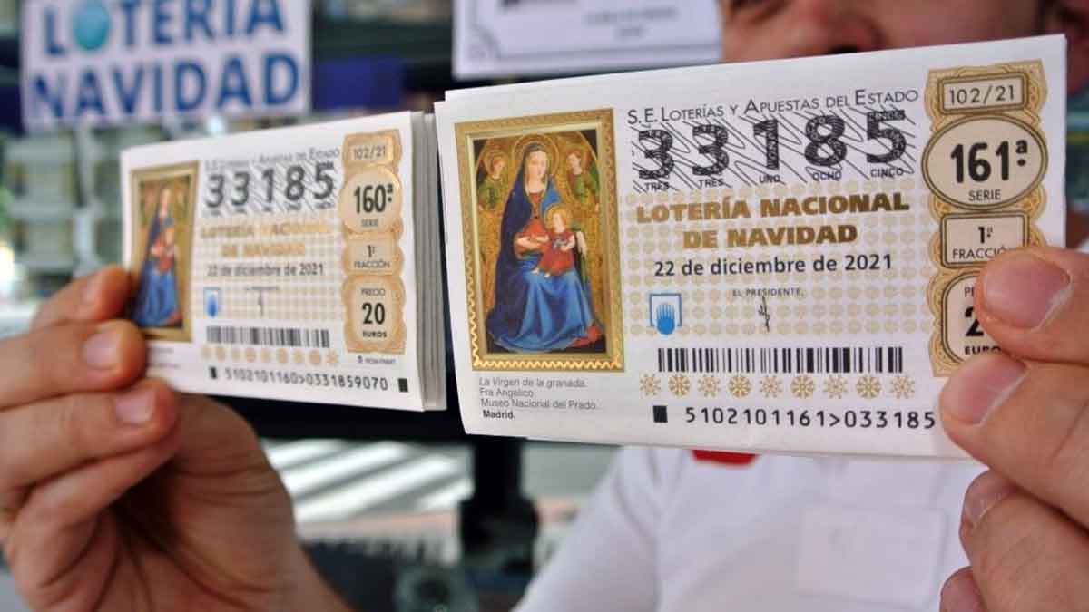 Un lotero muestra en una administración unos décimos del sorteo del Gordo de Navidad.