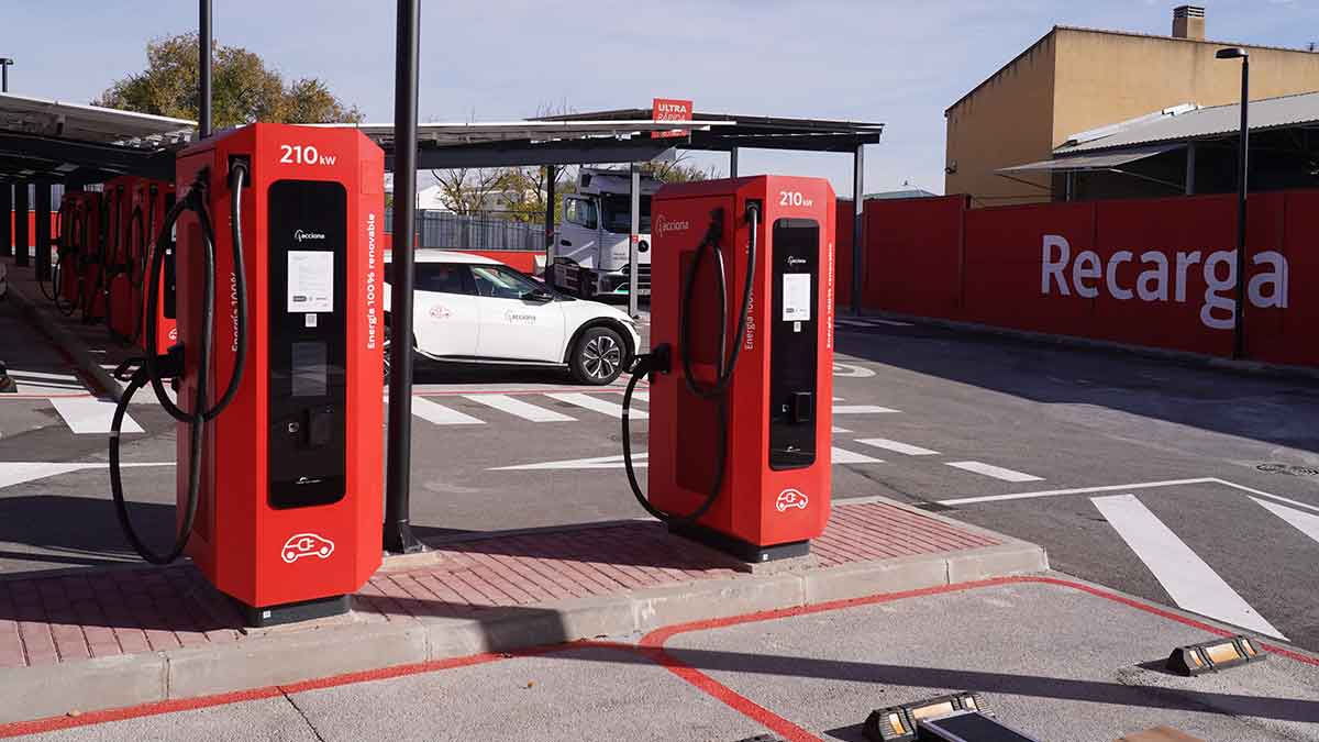 Puntos de recarga en la electrolinera de Vicálvaro, en Madrid.
