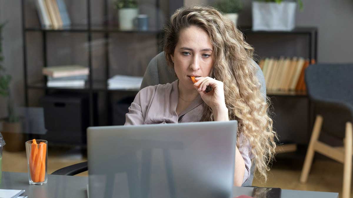 Una empleada aburrida en su trabajo.