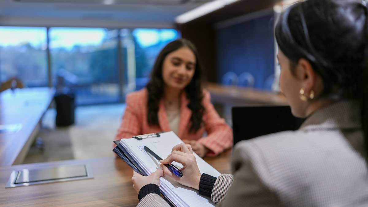 Una entrevistadora sin formación ante una candidata.