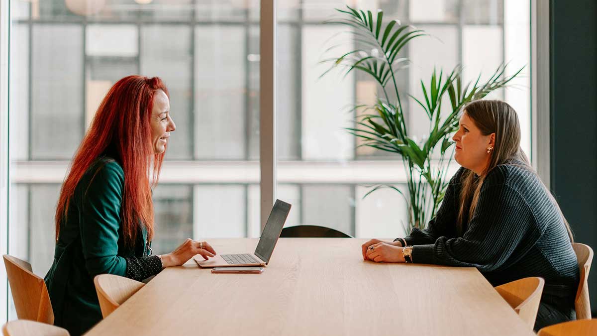 Una entrevista de evaluación de desempeño a una empleada.