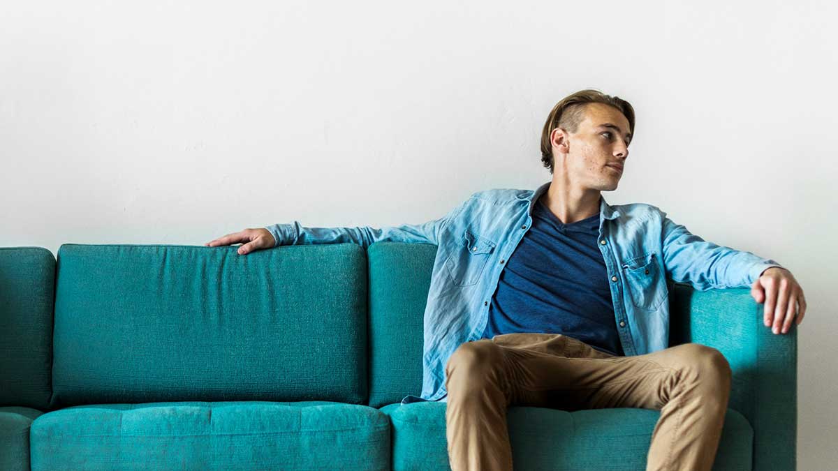 Un soltero en el sofá de su casa.