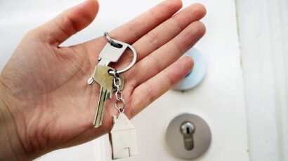 Llaves de acceso a la puerta de entrada de una vivienda.