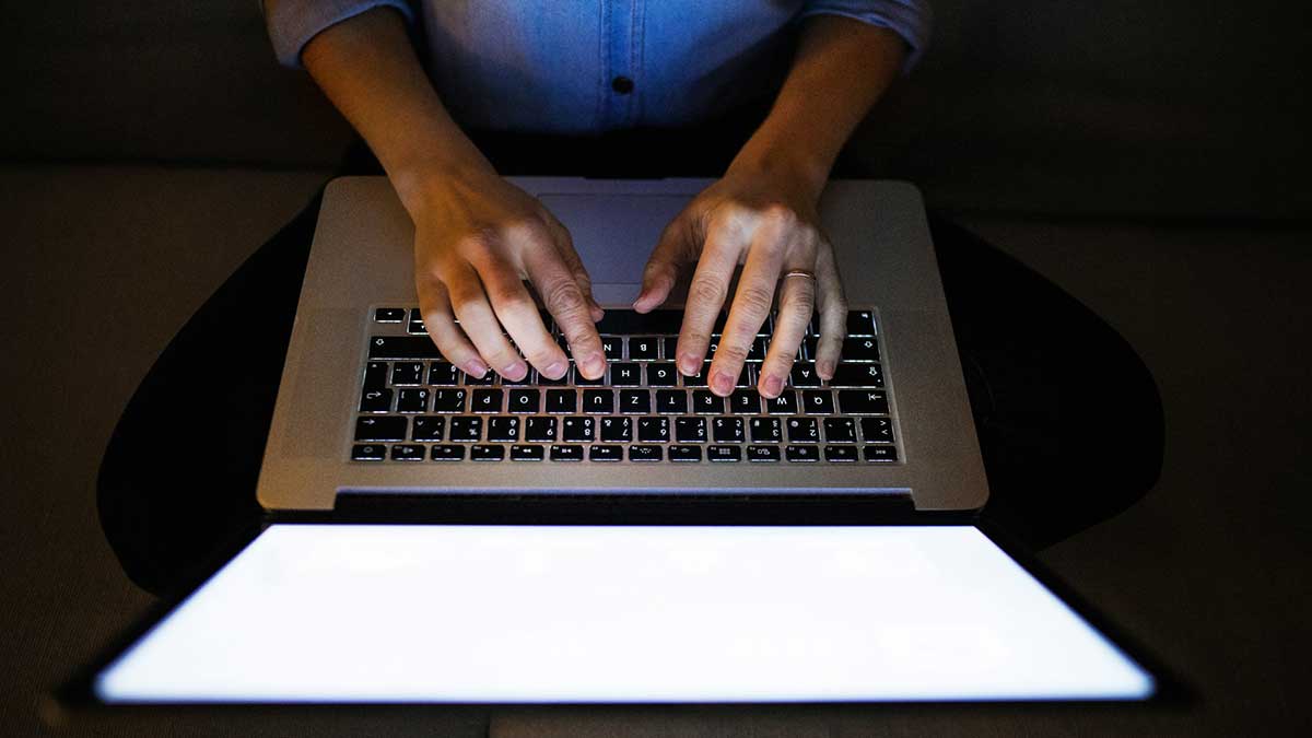 Un ordenador, móvil desde el que se realizó la estafa.