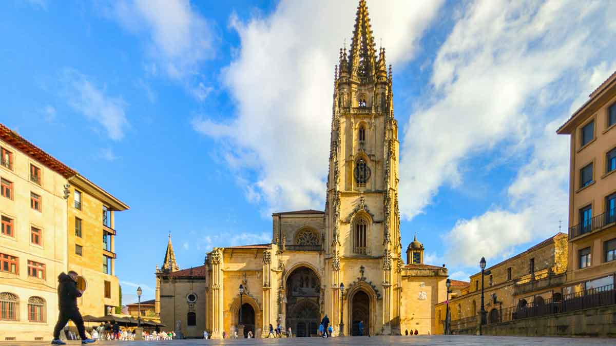 Plaza en el centro de la ciudad de Oviedo.