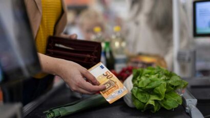Las compras en comercio siguen pagándose mayoritariamente con dinero en efectivo.