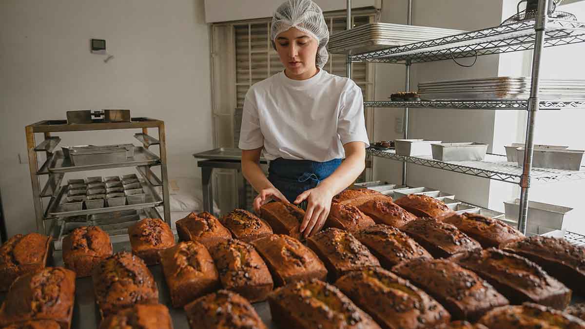 Una panadera elaborando bizcochos.