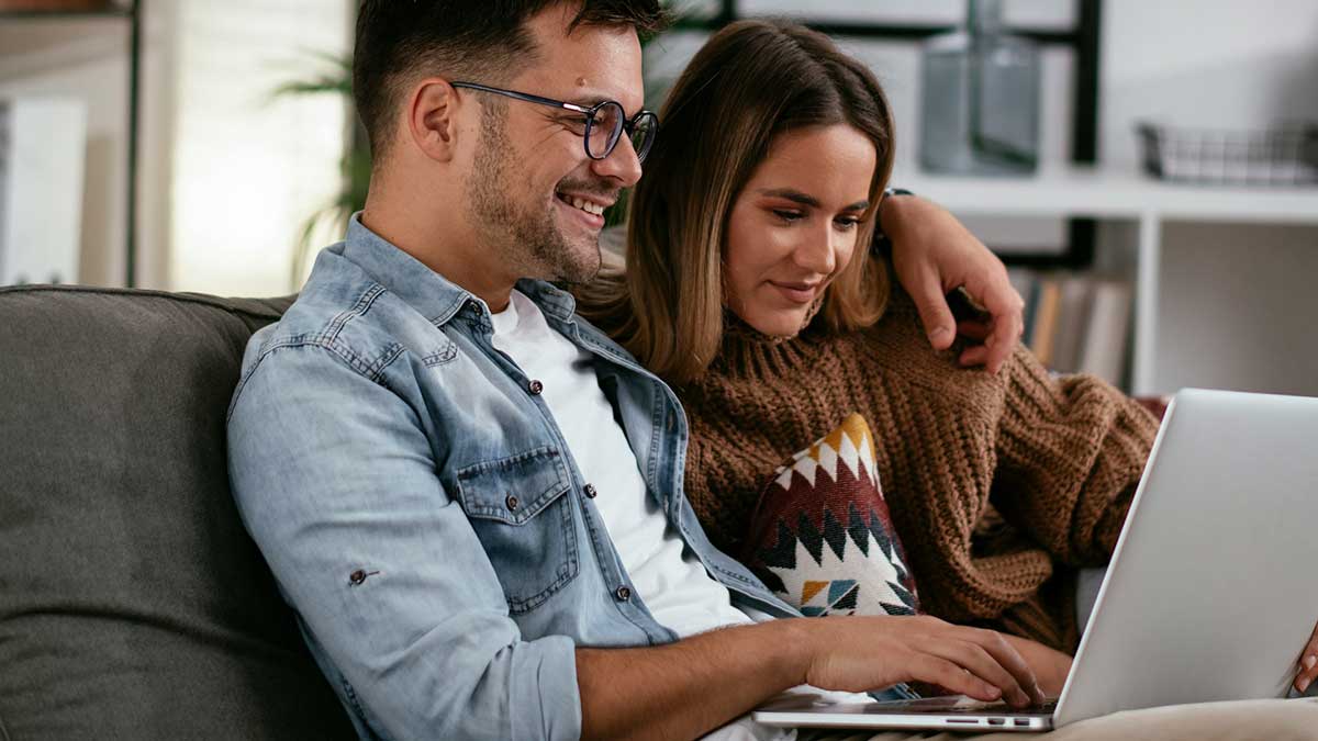 Una pareja consulta el saldo de su cuenta bancaria conjunta.
