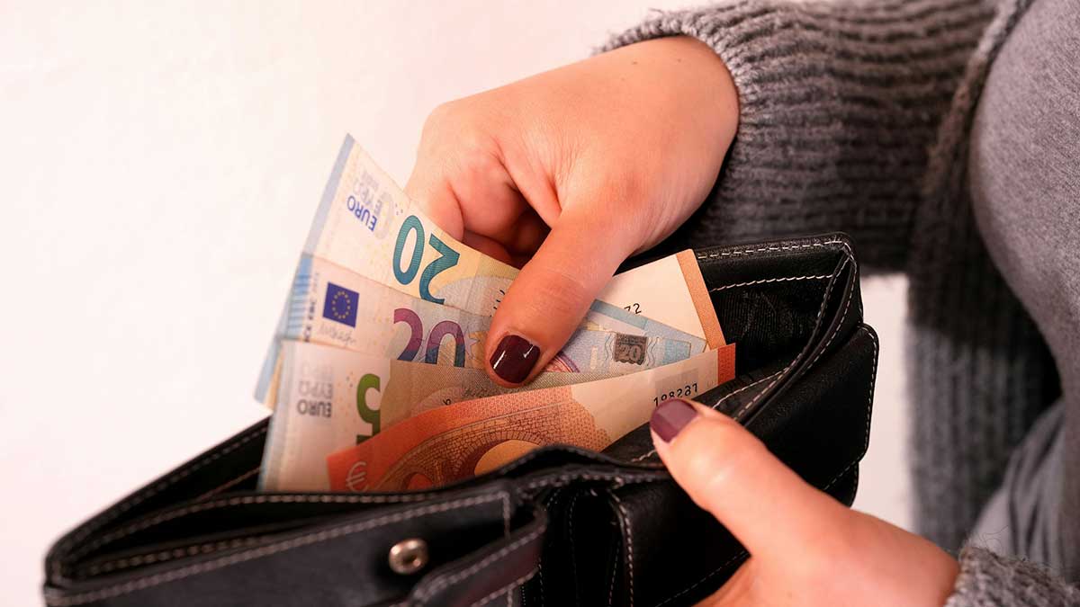 Los bancos hacen regalos llamativos para captar la nómina cuya 'letra pequeña' hay que leer con atención.