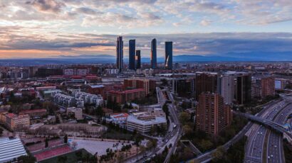 Barrio de Madrid, con las torres de fondo.