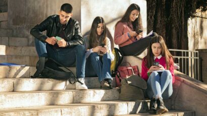 Unos jóvenes en las escaleras de su universidad.