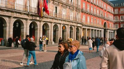 Mujeres caminan por Madrid.