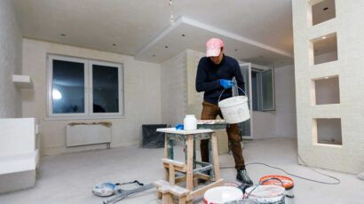 Un pintor en la reforma de una vivienda.