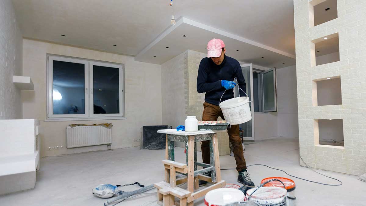 Un pintor en la reforma de una vivienda.